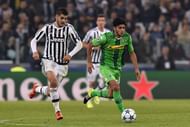 TURIN, ITALY - OCTOBER 21:  Mahmoud Dahoud (R) of VfL Borussia Moenchengladbach in action against Alvaro Morata of Juventus during the UEFA Champions League group stage match between Juventus and VfL Borussia Moenchengladbach at Juventus Arena on October 21, 2015 in Turin, Italy.  (Photo by Valerio Pennicino/Getty Images)